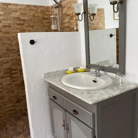 Lujos Bed & Breakfast