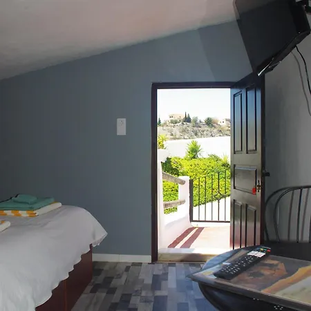 Lujos Bed & Breakfast *
