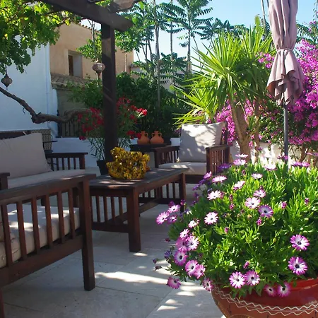 Lujos Bed & Breakfast Oria